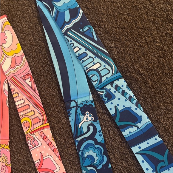 Scarfs - Picture 3 of 4